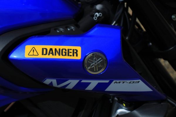 MT-03ABSにステッカーを貼って安価にカスタム