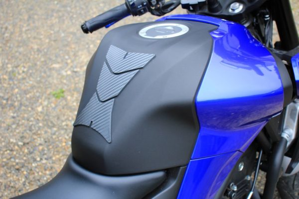 MT-03ABS-2020にタンクパットを貼って傷防止