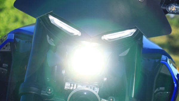 新型MT−03ABSが口からビーム砲を発射している様な写真