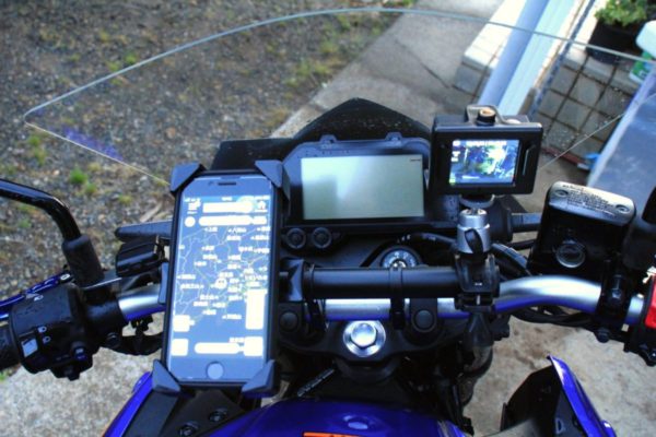 MT-03にハンドルバーを付けてスマホとアクションカメラを取付け