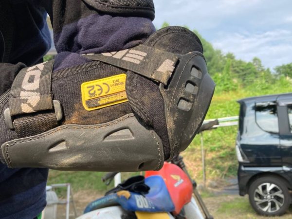 サイヤ人？オフロードバイクはフルプロテクターで安心と安全を確保