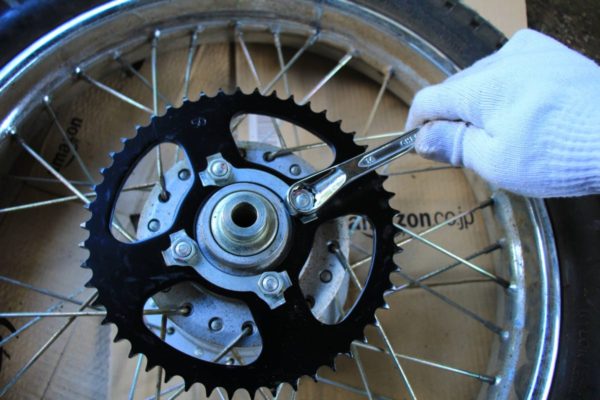 XTZ125の（リヤ）ドリブンスプロケットを交換する方法