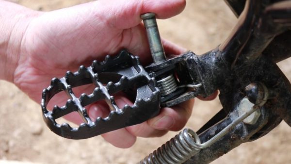 XTZ125のステップをワイドペグ（ステップ）に交換する方法