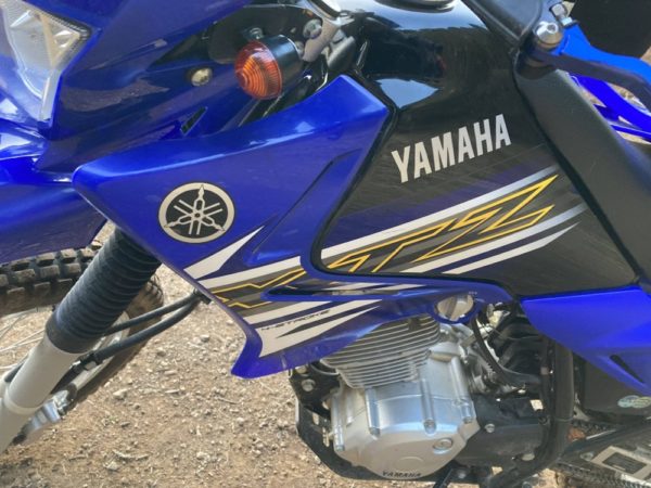 XTZ125のシュラウド破損でRX-72-2ガンダムカラー化 ｜ バイクとオッサン