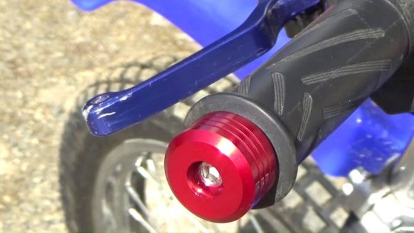 【激安品】XTZ125に赤いハンドルバーエンドを取付け