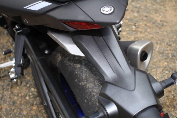 MT-03/25ABSの未塗装黒樹脂を塗装&ラッピングで見栄え良く