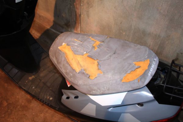 スクーターの破れたシートを張り替える方法「ディオの例」 ｜ バイクと