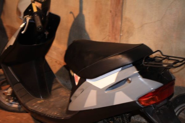 スクーターの破れたシートを張り替える方法「ディオの例」 ｜ バイクと