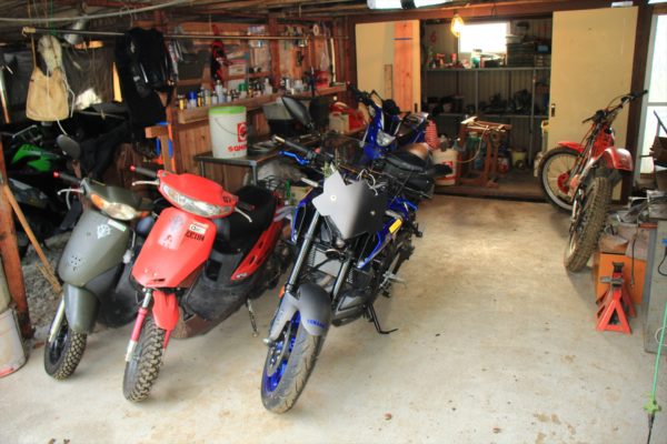 物置に土間コンクリートを打ってガレージ化する