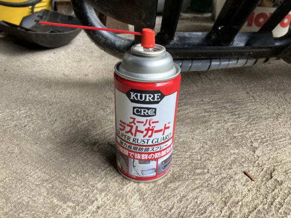 スクーターのフレーム内部の錆止めにラストガードを吹き付け
